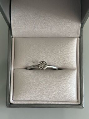 10K White gold ring set with small Réal diamonds in the center